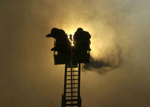 Bomberos intentado sofocar el incendio. Foto EFE